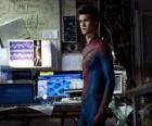 Peter Parker στο υπόγειο εργαστήριο του Δρ Connors